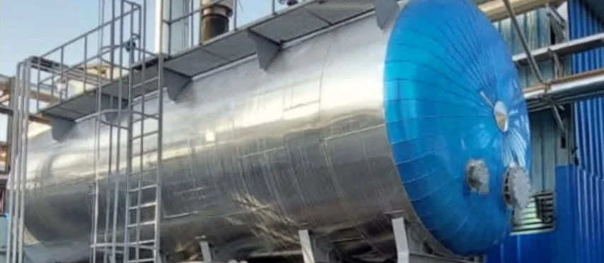 Dégazeur thermique : cuve en inox avec fond bleu, passerelle et escalier